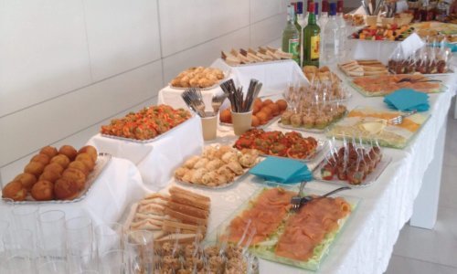 Buffet casher Metsouyane Traiteur sur le Bassin d’Arcachon et Bordeaux, avec assortiment de petits fours salés, poissons fumés, verrines, pains, fruits et boissons pour réception privée ou professionnelle.