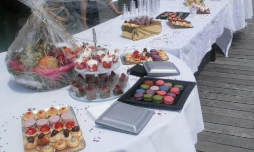 Buffet traiteur sucré sur le Bassin d’Arcachon, avec macarons colorés, verrines de fruits, mini-tartelettes et corbeille de fruits, idéal pour réceptions privées, mariages, anniversaires ou événements d’entreprise.