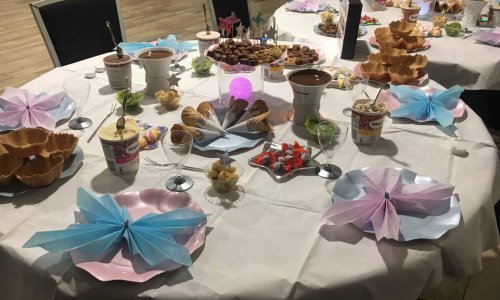 Table de baby shower décorée par Metsouyane Traiteur sur le Bassin d’Arcachon, avec desserts variés, fontaine de chocolat, fruits frais, glaces et gaufrettes pour une réception casher festive.